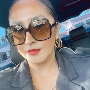 Meet your Posher, Cynthia